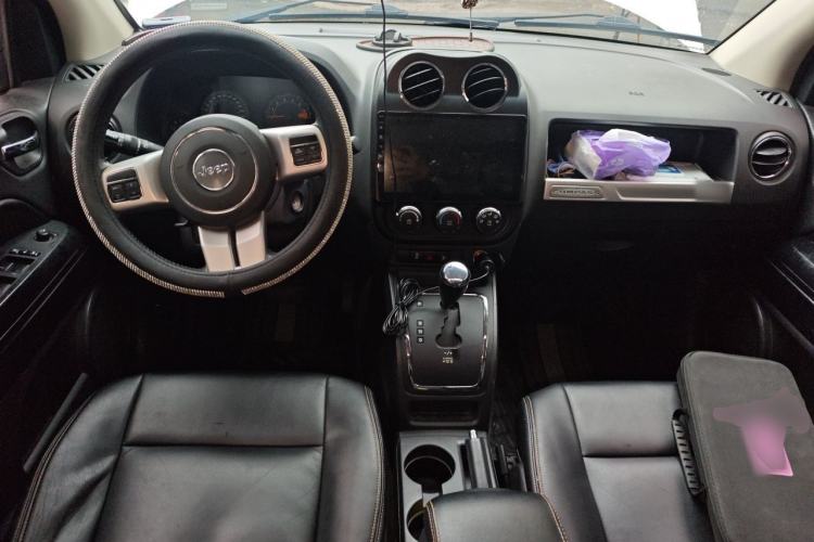 Used Jeep Compass 2015 2.0L two-wheel drive sport version Center Console