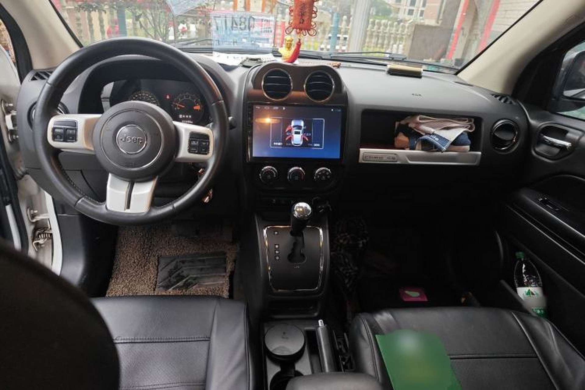 Used Jeep Compass 2015 2.0L two-wheel drive sport version Center Console