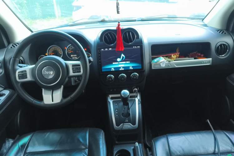Used Jeep Compass 2015 2.0L Two-Wheel Drive Luxury Edition Center Console