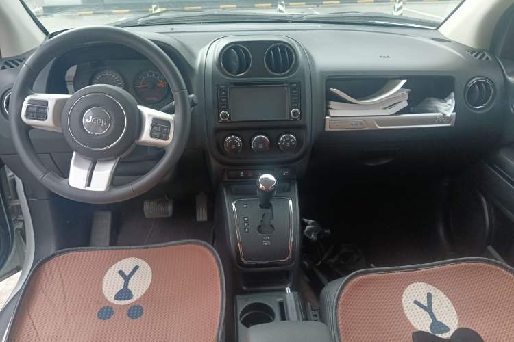 Used Jeep Compass 2015 2.0L two-wheel drive sport version Center Console