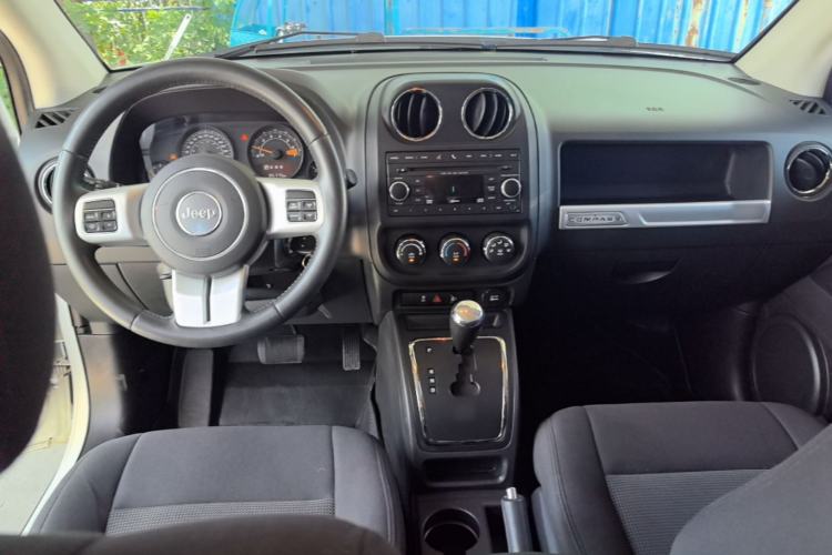 Used Jeep Compass 2015 2.0L two-wheel drive sport version Center Console