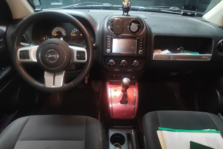 Used Jeep Compass 2015 2.0L two-wheel drive sport version Center Console