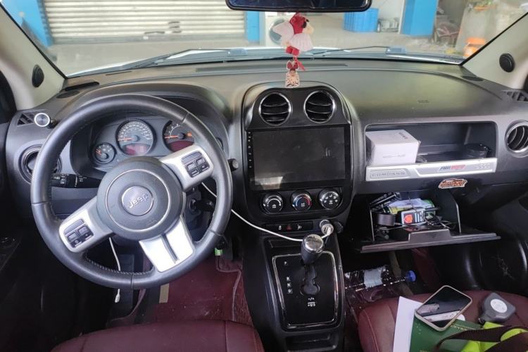 Used Jeep Compass 2015 2.0L two-wheel drive sport version Center Console