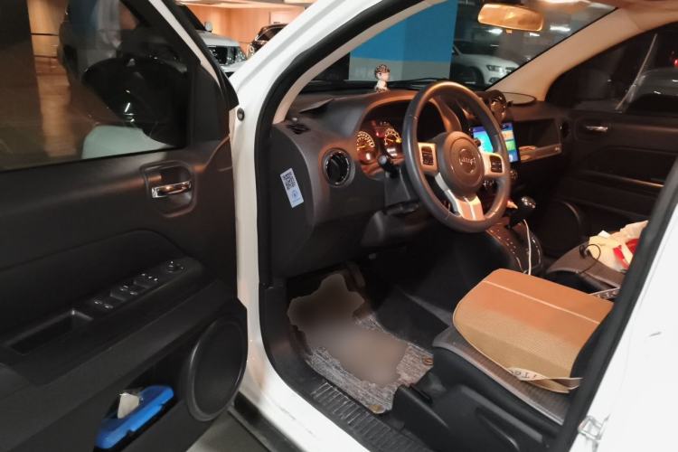 Used Jeep Compass 2015 2.0L two-wheel drive sport version Driver Seat