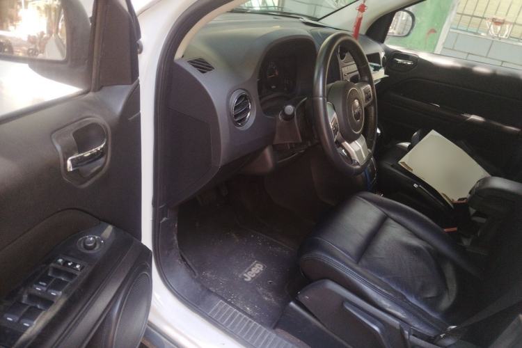 Used Jeep Compass 2015 2.0L two-wheel drive sport version Driver Seat
