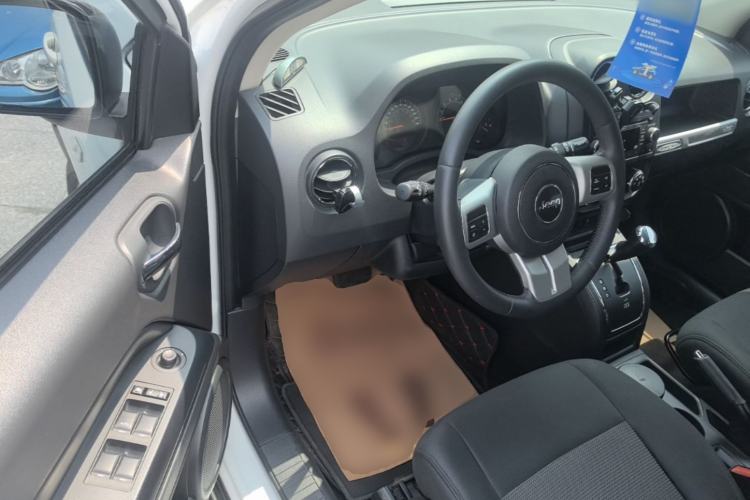 Used Jeep Compass 2015 2.0L two-wheel drive sport version Driver Seat