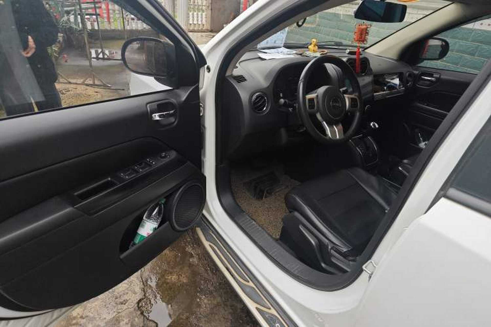 Used Jeep Compass 2015 2.0L two-wheel drive sport version Driver Seat