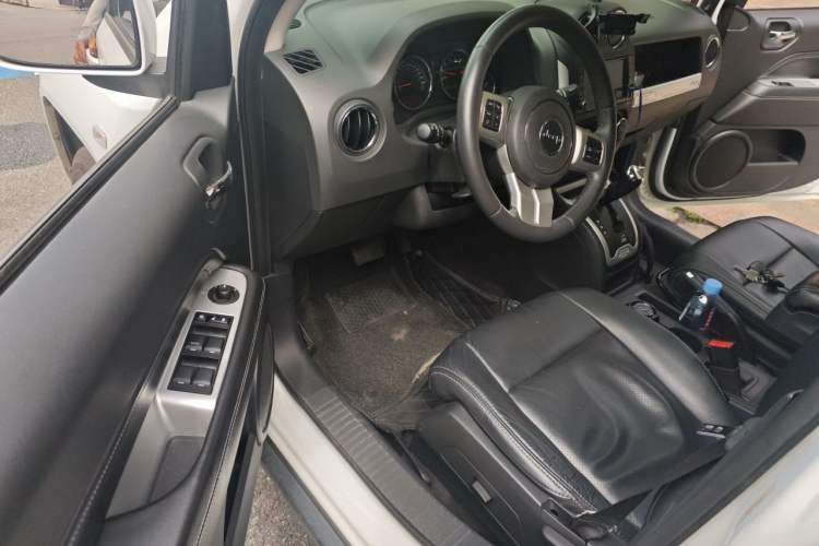 Used Jeep Compass 2015 2.0L Two-Wheel Drive Luxury Edition Driver Seat