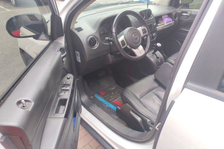 Used Jeep Compass 2015 2.0L two-wheel drive sport version Driver Seat