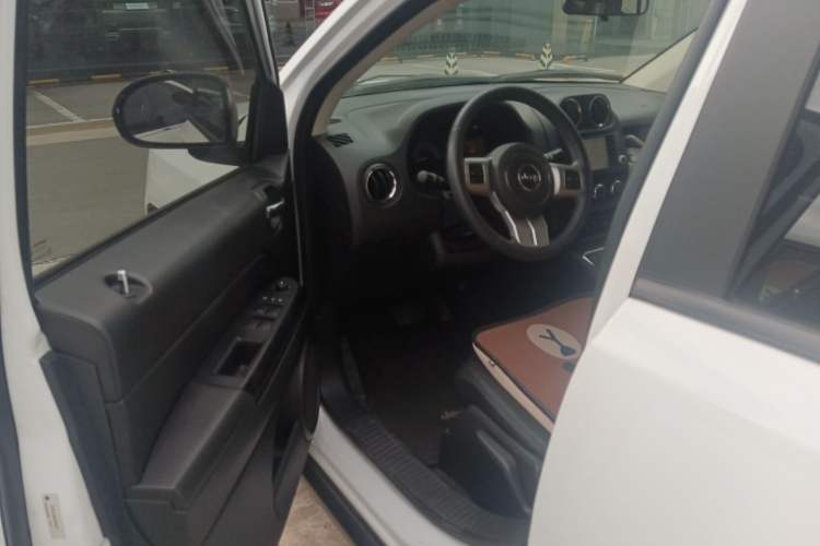 Used Jeep Compass 2015 2.0L two-wheel drive sport version Driver Seat