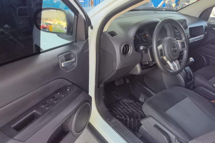 Used Jeep Compass 2015 2.0L two-wheel drive sport version Driver Seat