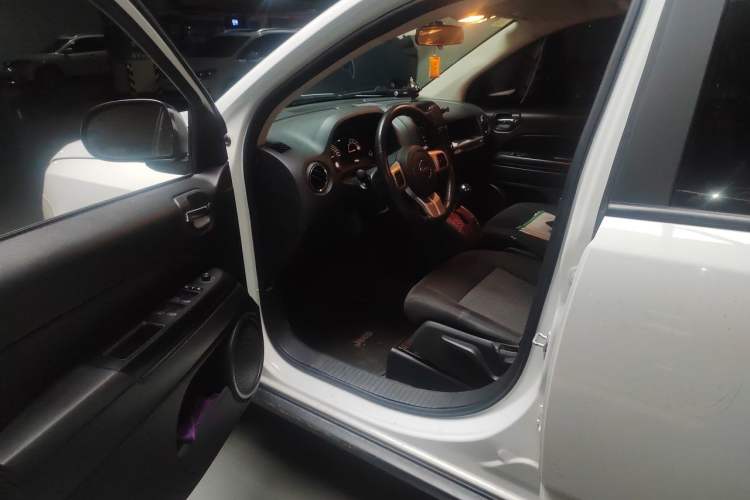 Used Jeep Compass 2015 2.0L two-wheel drive sport version Driver Seat
