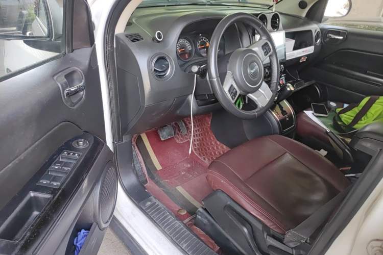 Used Jeep Compass 2015 2.0L two-wheel drive sport version Driver Seat