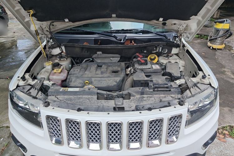 Used Jeep Compass 2015 2.0L Two-Wheel Drive Luxury Edition Engine Bay