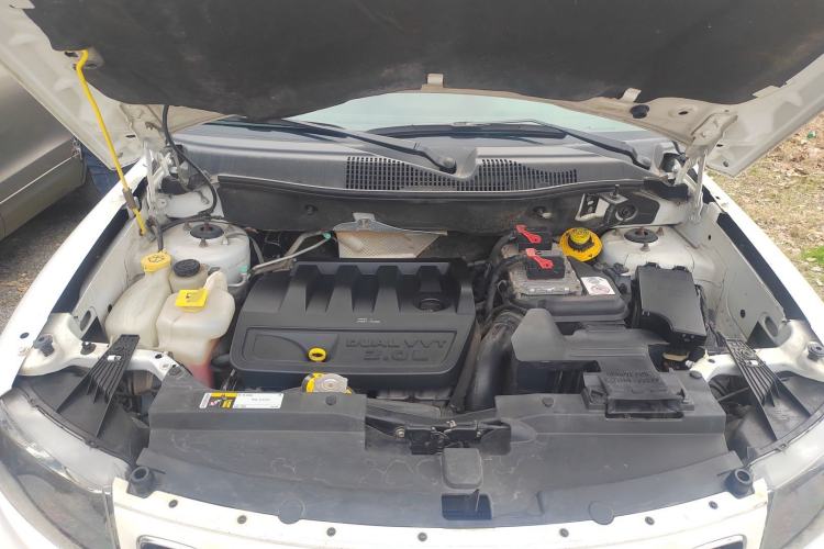 Used Jeep Compass 2015 2.0L two-wheel drive sport version Engine Bay