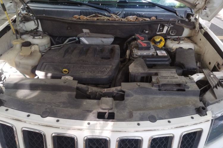 Used Jeep Compass 2015 2.0L two-wheel drive sport version Engine Bay