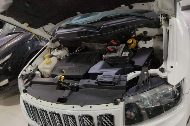 Used Jeep Compass 2015 2.0L Two-Wheel Drive Luxury Edition Engine Bay