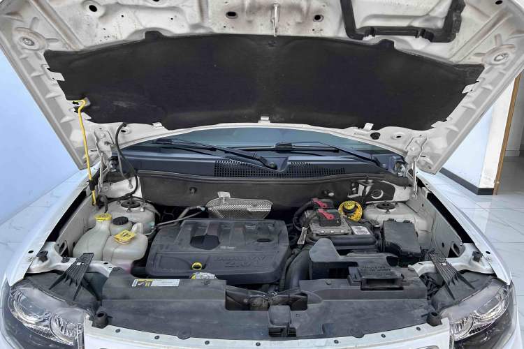 Used Jeep Compass 2015 2.0L two-wheel drive sport version Engine Bay