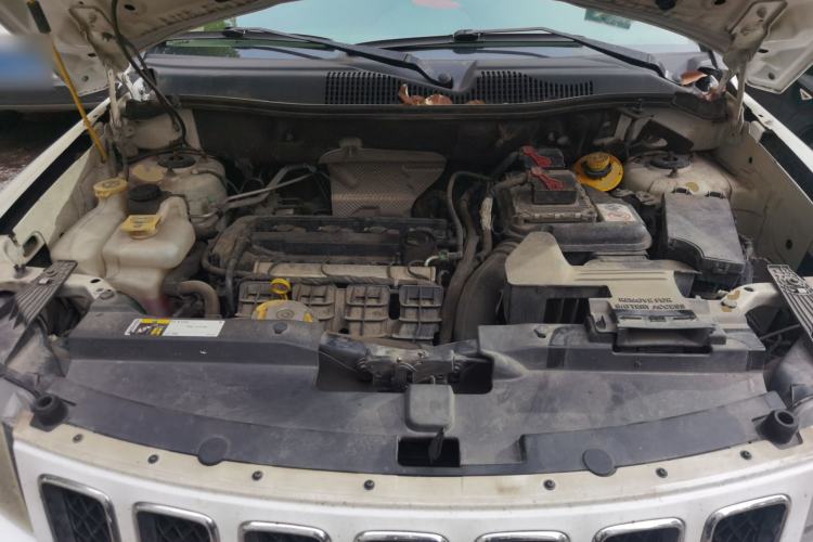 Used Jeep Compass 2015 2.0L two-wheel drive sport version Engine Bay