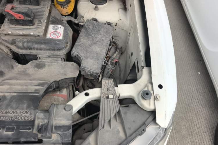 Used Jeep Compass 2015 2.0L Two-Wheel Drive Luxury Edition Engine Bay Left