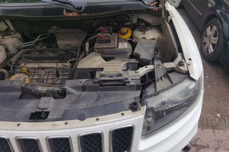 Used Jeep Compass 2015 2.0L two-wheel drive sport version Engine Bay Left