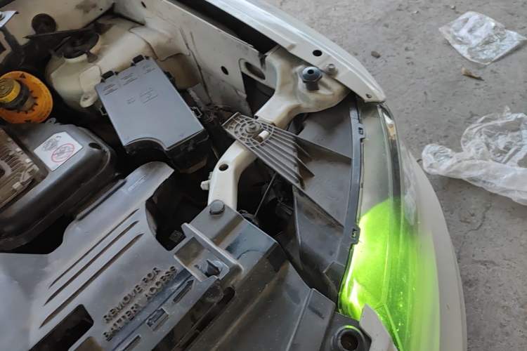 Used Jeep Compass 2015 2.0L two-wheel drive sport version Engine Bay Left