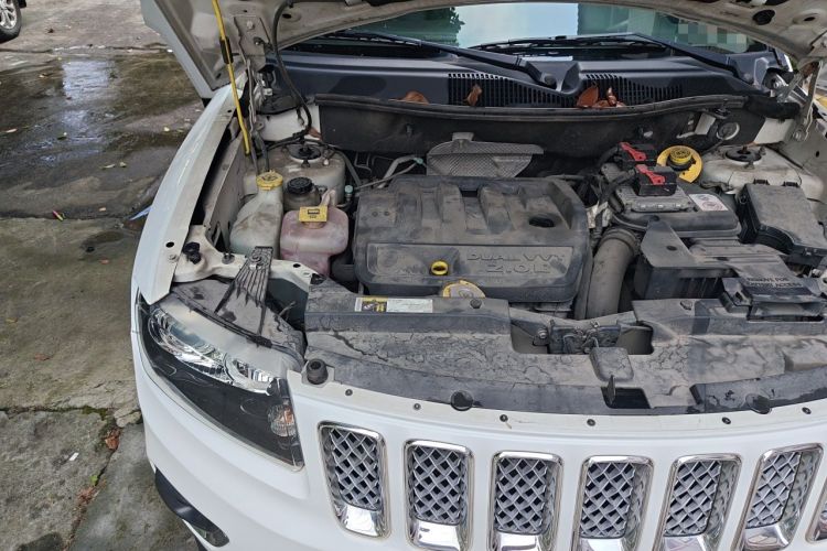 Used Jeep Compass 2015 2.0L Two-Wheel Drive Luxury Edition Engine Bay Right