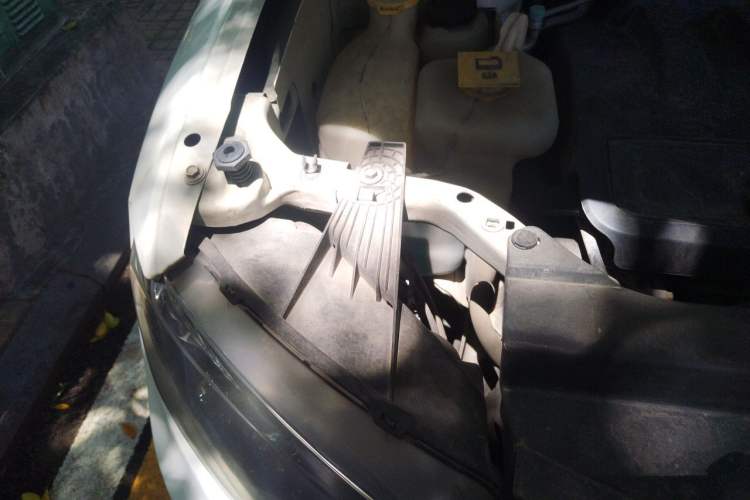 Used Jeep Compass 2015 2.0L two-wheel drive sport version Engine Bay Right