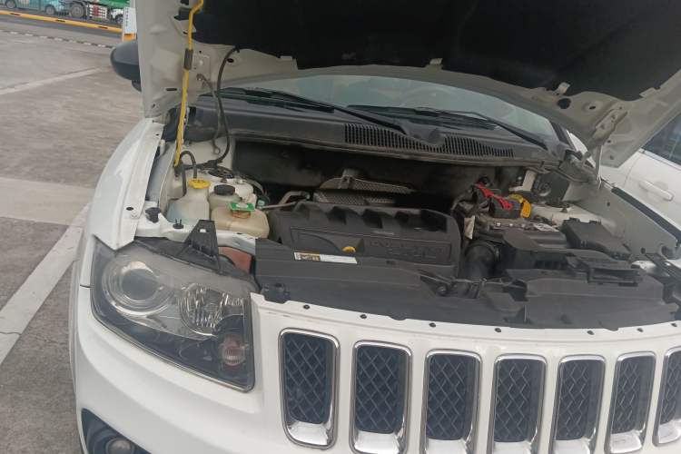Used Jeep Compass 2015 2.0L two-wheel drive sport version Engine Bay Right