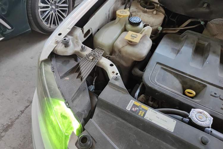 Used Jeep Compass 2015 2.0L two-wheel drive sport version Engine Bay Right
