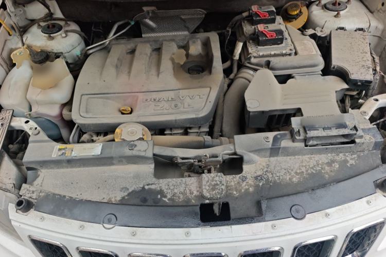 Used Jeep Compass 2015 2.0L two-wheel drive sport version Engine Bay