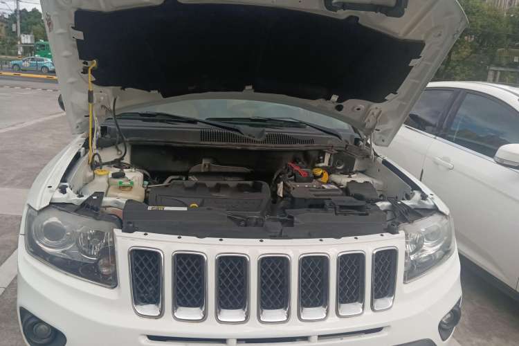 Used Jeep Compass 2015 2.0L two-wheel drive sport version Engine Bay