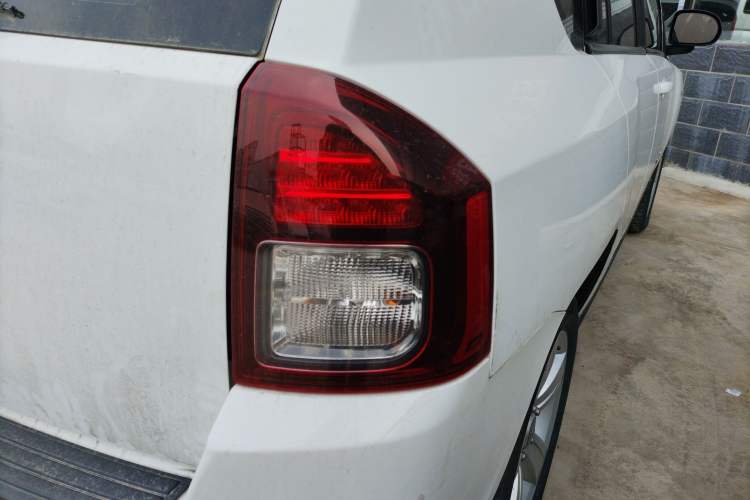 Used Jeep Compass 2015 2.0L two-wheel drive sport version Exterior 1