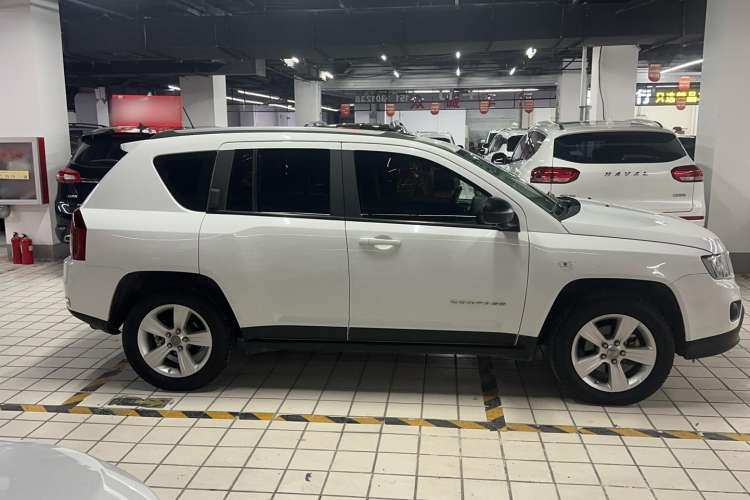 Used Jeep Compass 2015 2.0L two-wheel drive sport version Exterior 2
