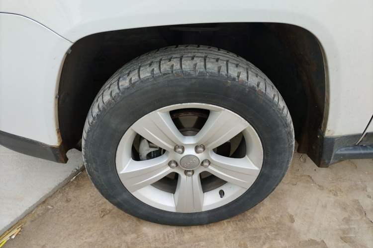 Used Jeep Compass 2015 2.0L two-wheel drive sport version Exterior 2