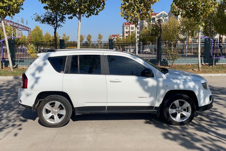 Used Jeep Compass 2015 2.0L two-wheel drive sport version Exterior 2
