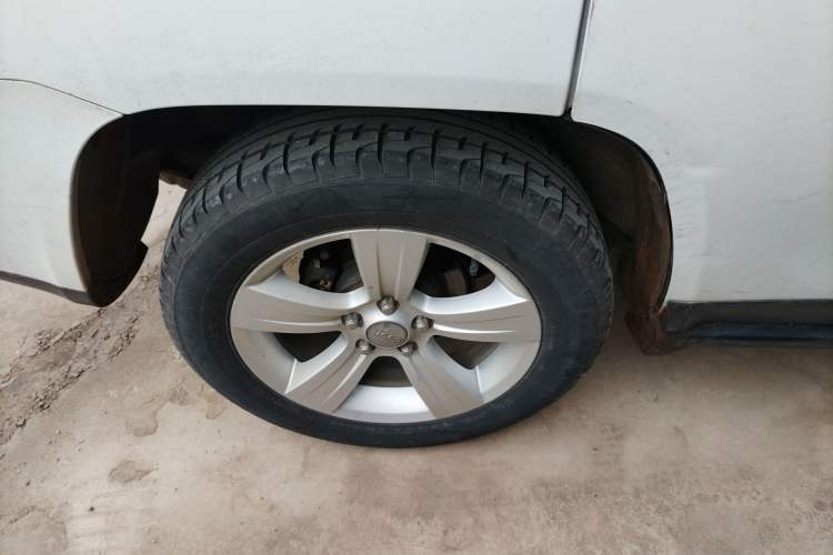 Used Jeep Compass 2015 2.0L two-wheel drive sport version Exterior 3