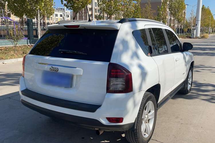 Used Jeep Compass 2015 2.0L two-wheel drive sport version Exterior 3