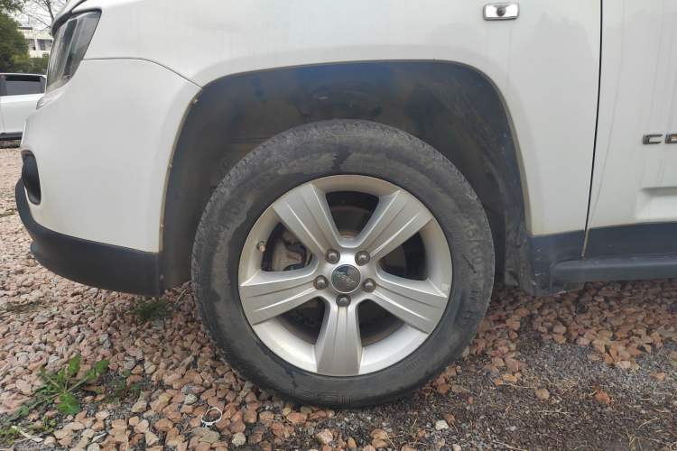 Used Jeep Compass 2015 2.0L two-wheel drive sport version Exterior 4