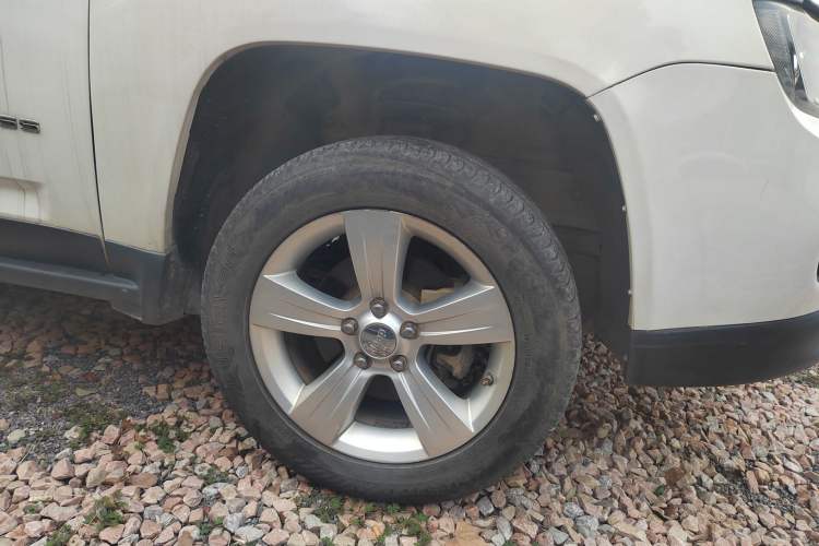 Used Jeep Compass 2015 2.0L two-wheel drive sport version Exterior 5