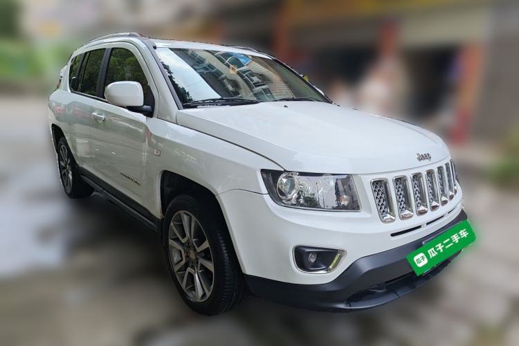 Used Jeep Compass 2015 2.0L Two-Wheel Drive Luxury Edition Front Right 45 Deg