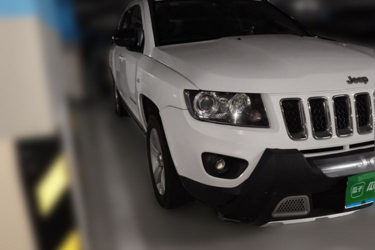 Used Jeep Compass 2015 2.0L two-wheel drive sport version Front Right 45 Deg