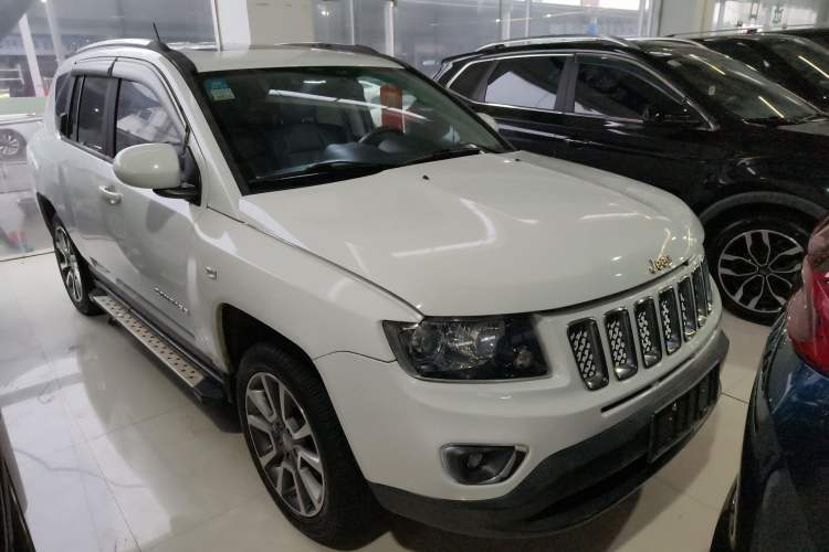 Used Jeep Compass 2015 2.0L Two-Wheel Drive Luxury Edition Front Right 45 Deg