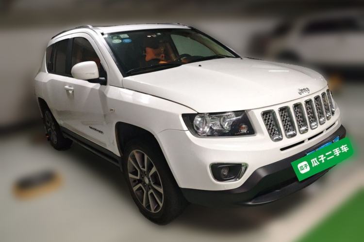 Used Jeep Compass 2015 2.0L Two-Wheel Drive Luxury Edition Front Right 45 Deg