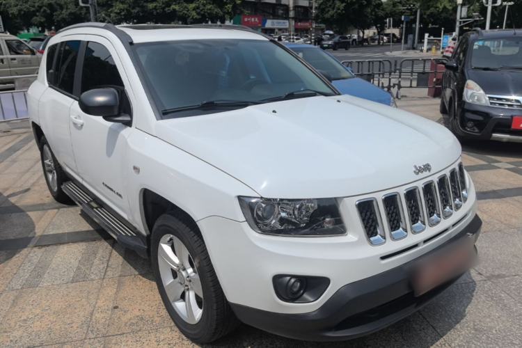 Used Jeep Compass 2015 2.0L two-wheel drive sport version Front Right 45 Deg