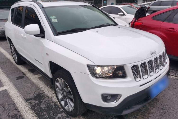 Used Jeep Compass 2015 2.0L Two-Wheel Drive Luxury Edition Front Right 45 Deg