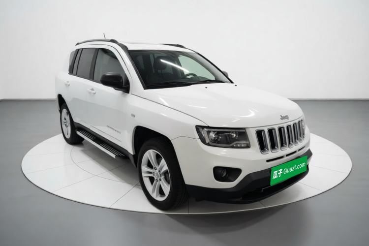 Used Jeep Compass 2015 2.0L two-wheel drive sport version Front Right 45 Deg