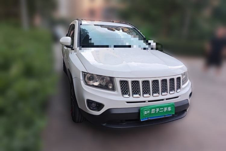 Used Jeep Compass 2015 2.0L Two-Wheel Drive Luxury Edition Front Right 45 Deg