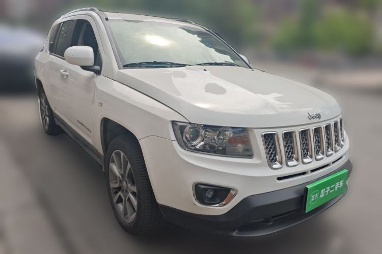 Used Jeep Compass 2015 2.0L Two-Wheel Drive Luxury Edition Front Right 45 Deg