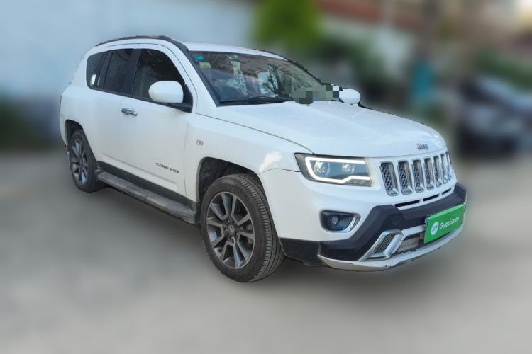 Used Jeep Compass 2015 2.0L Two-Wheel Drive Luxury Edition Front Right 45 Deg